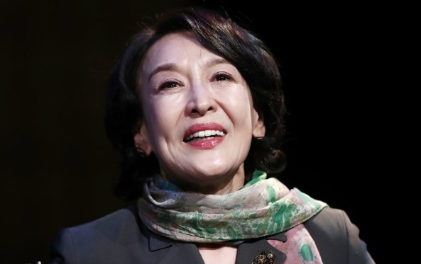 노란 수영복에 섹시한 몸매 어필하는 존예 처자