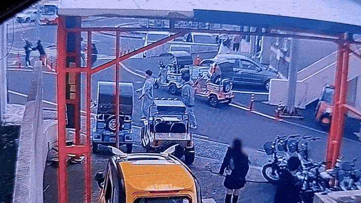 제주 우도에서 지난 24일 60대 운전자가 몰던 승합차가 돌진해 관광객 3명이 사망하고 10명이 중경상을 입는 사고가 발생했다. [독자 제공]