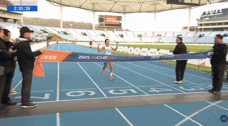 지난 23일 인천 송도에서 열린 2025 인천국제마라톤 대회에서 이수민(삼척시청) 선수가 국내 여자부 1위로 결승선을 통과하는 모습. [KBS 스포츠]
