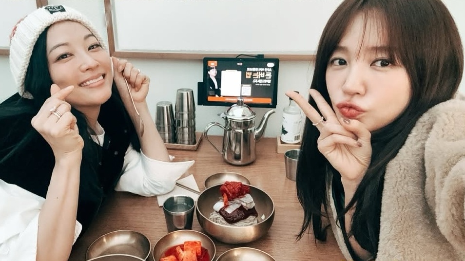 노란 수영복에 섹시한 몸매 어필하는 존예 처자