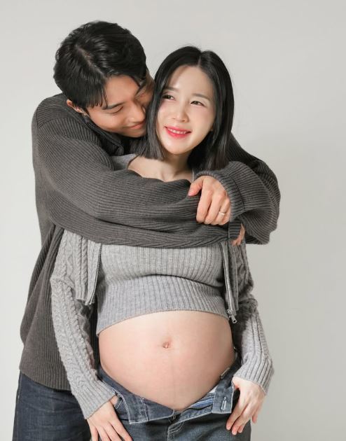 노란 수영복에 섹시한 몸매 어필하는 존예 처자