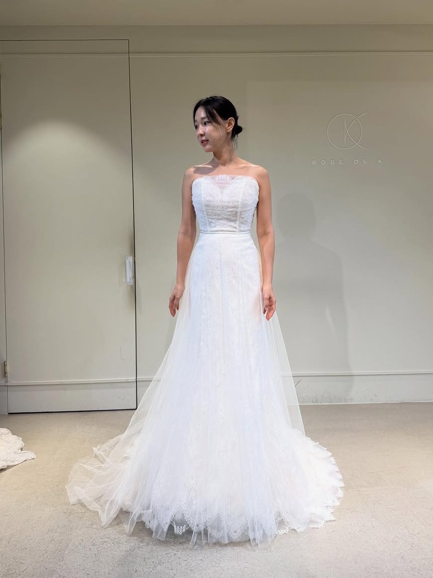 노란 수영복에 섹시한 몸매 어필하는 존예 처자