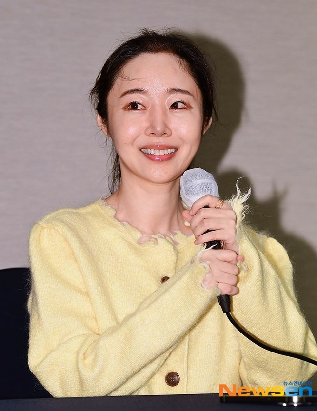 노란 수영복에 섹시한 몸매 어필하는 존예 처자