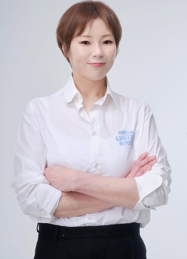 노란 수영복에 섹시한 몸매 어필하는 존예 처자