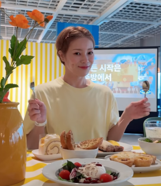 노란 수영복에 섹시한 몸매 어필하는 존예 처자