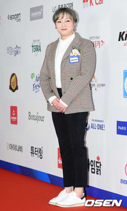 노란 수영복에 섹시한 몸매 어필하는 존예 처자