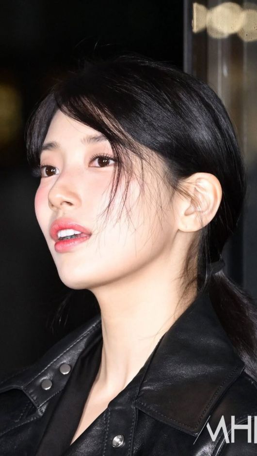 노란 수영복에 섹시한 몸매 어필하는 존예 처자