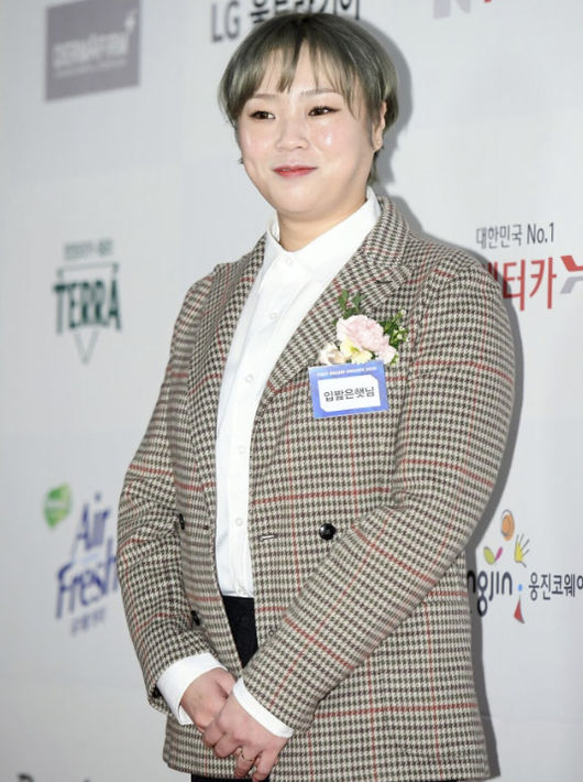 노란 수영복에 섹시한 몸매 어필하는 존예 처자