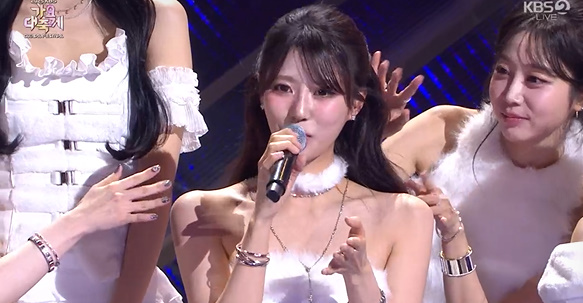 노란 수영복에 섹시한 몸매 어필하는 존예 처자