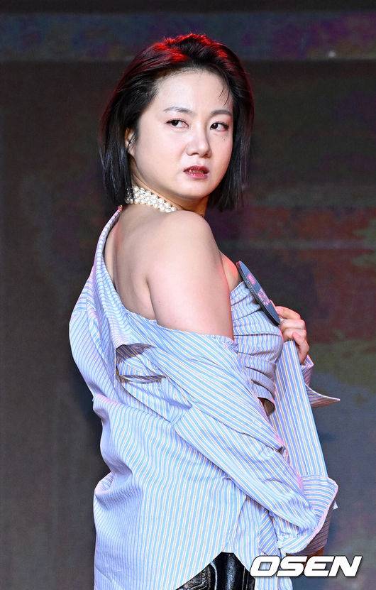 노란 수영복에 섹시한 몸매 어필하는 존예 처자