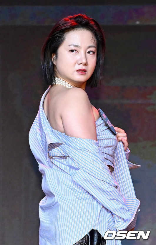 노란 수영복에 섹시한 몸매 어필하는 존예 처자