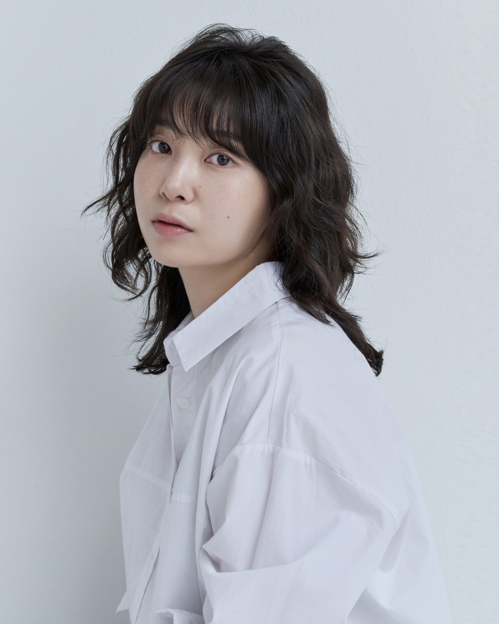 노란 수영복에 섹시한 몸매 어필하는 존예 처자