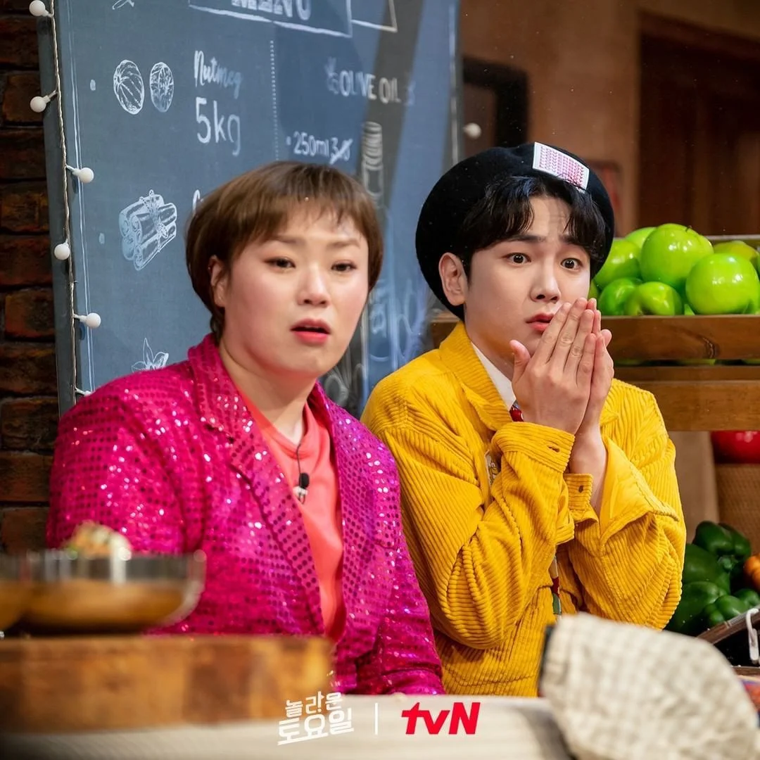 노란 수영복에 섹시한 몸매 어필하는 존예 처자