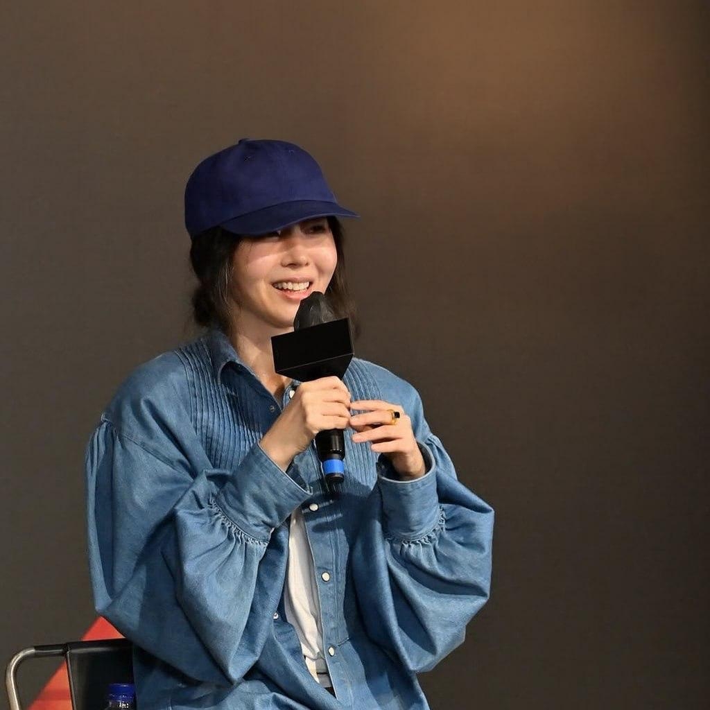 노란 수영복에 섹시한 몸매 어필하는 존예 처자