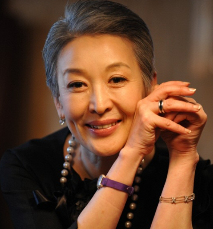 노란 수영복에 섹시한 몸매 어필하는 존예 처자