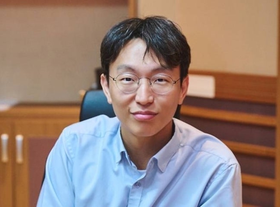 노란 수영복에 섹시한 몸매 어필하는 존예 처자