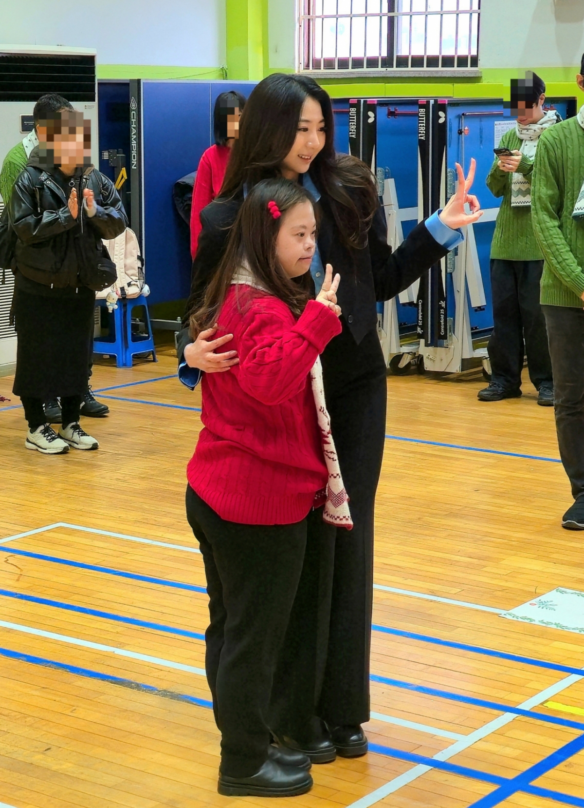 노란 수영복에 섹시한 몸매 어필하는 존예 처자