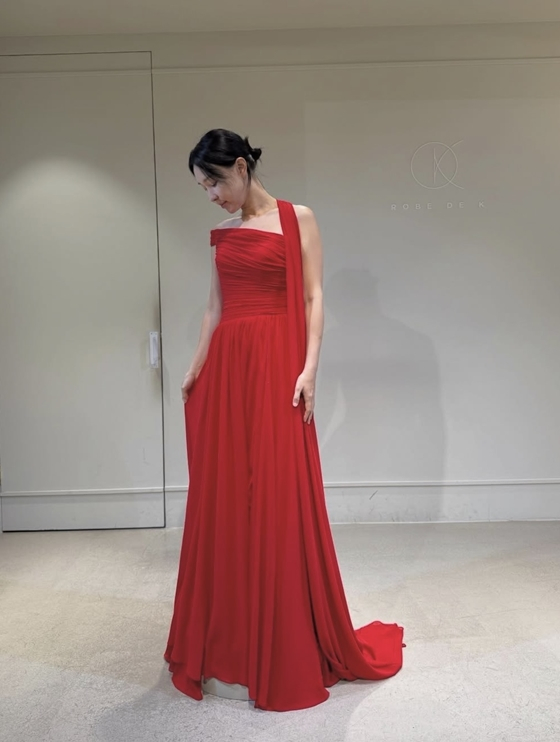 노란 수영복에 섹시한 몸매 어필하는 존예 처자