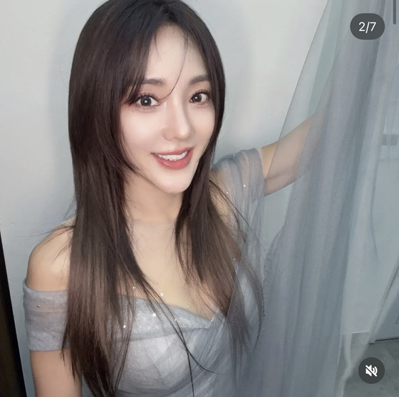 노란 수영복에 섹시한 몸매 어필하는 존예 처자