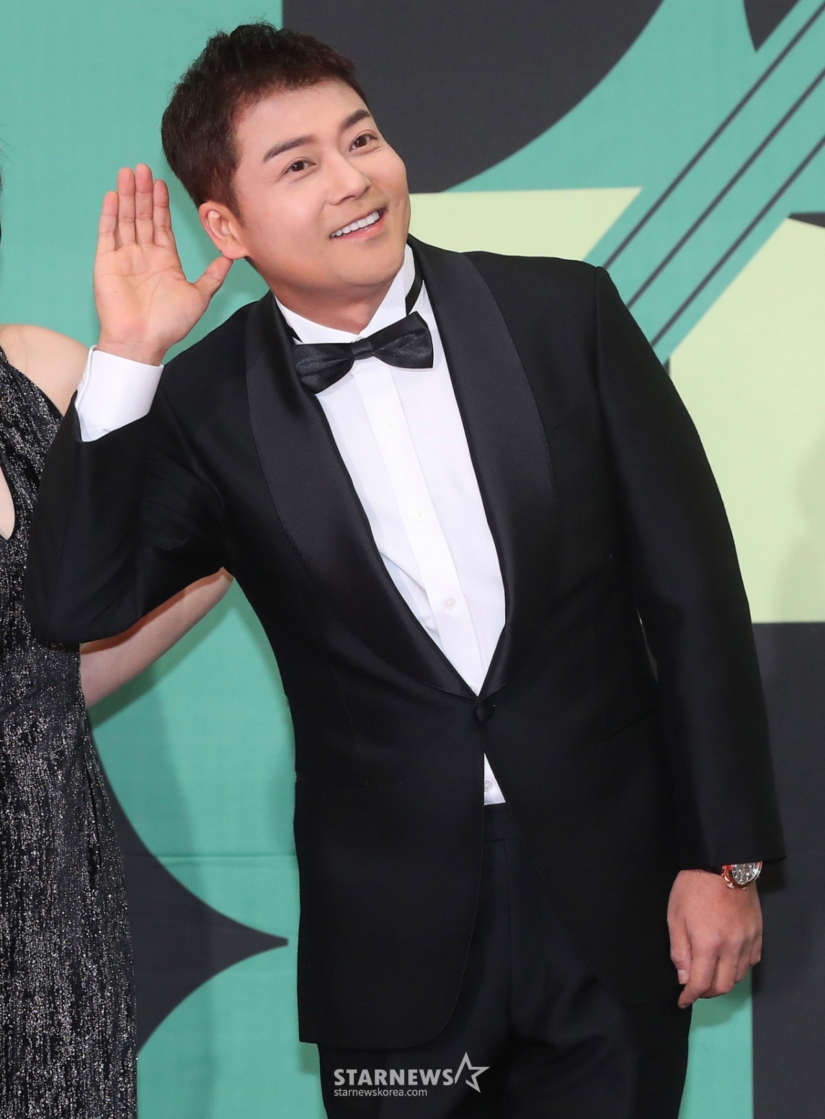 노란 수영복에 섹시한 몸매 어필하는 존예 처자