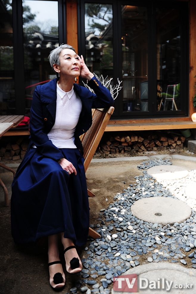 노란 수영복에 섹시한 몸매 어필하는 존예 처자