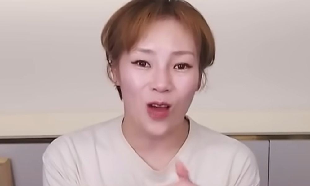 노란 수영복에 섹시한 몸매 어필하는 존예 처자