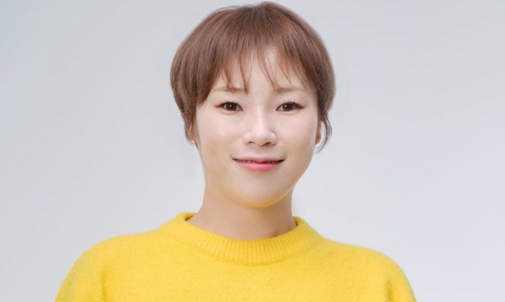 노란 수영복에 섹시한 몸매 어필하는 존예 처자