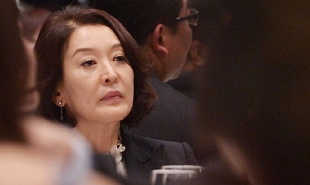 노란 수영복에 섹시한 몸매 어필하는 존예 처자