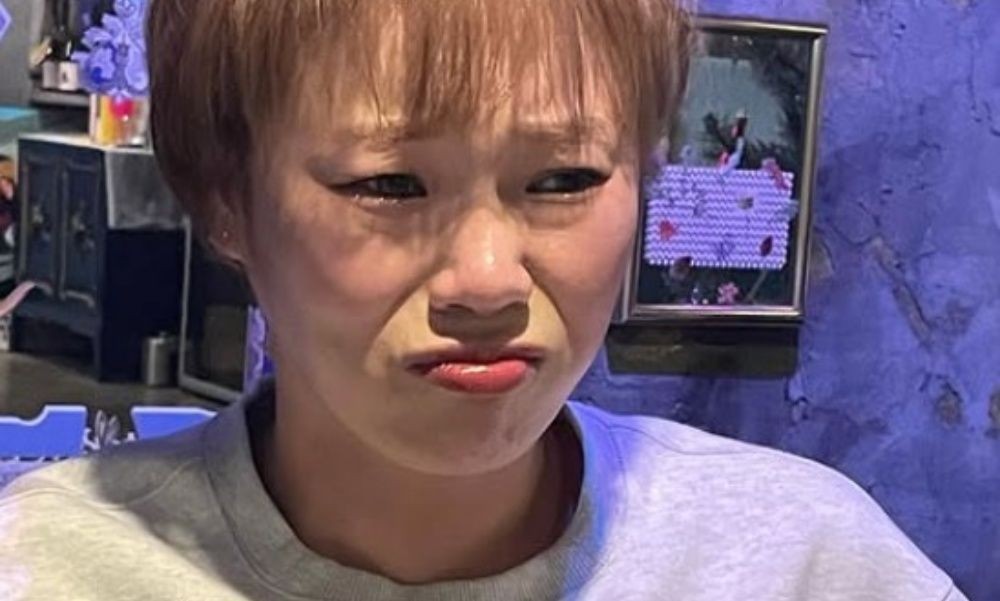 노란 수영복에 섹시한 몸매 어필하는 존예 처자