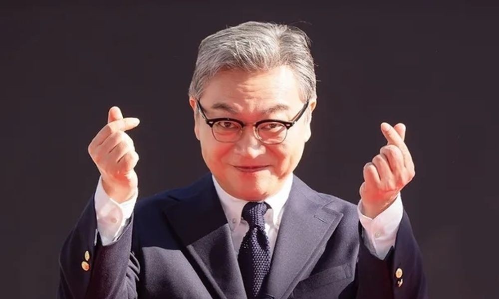 노란 수영복에 섹시한 몸매 어필하는 존예 처자