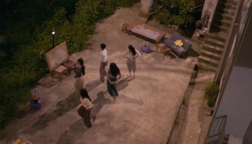 노란 수영복에 섹시한 몸매 어필하는 존예 처자