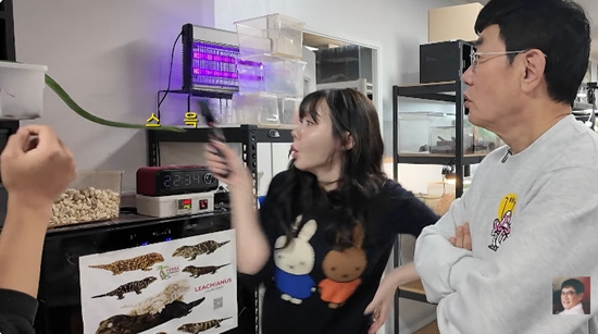 노란 수영복에 섹시한 몸매 어필하는 존예 처자