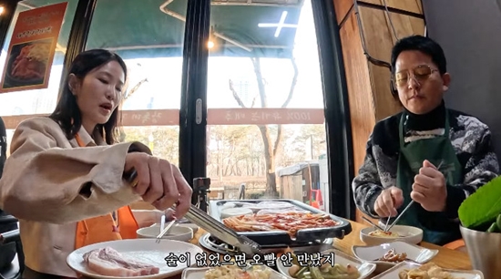 노란 수영복에 섹시한 몸매 어필하는 존예 처자