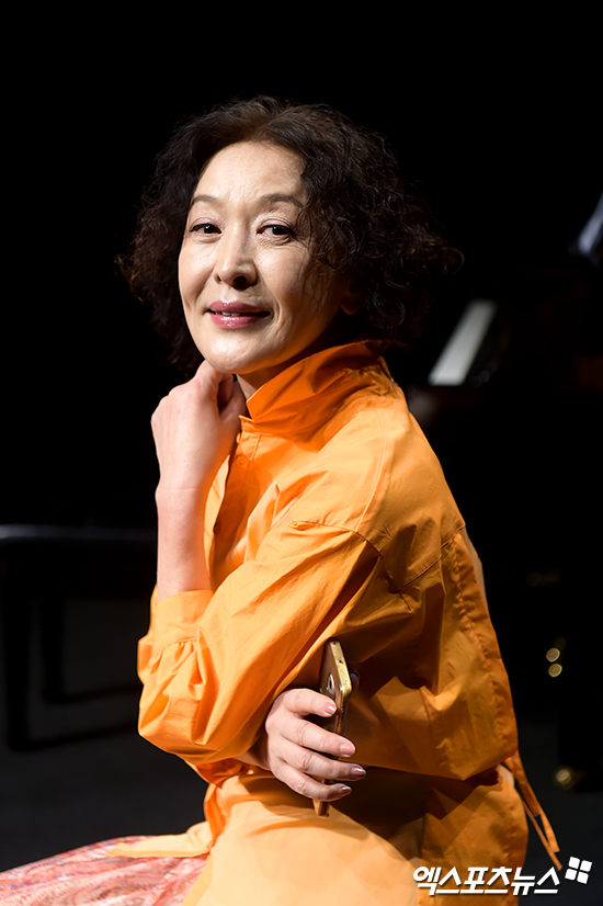 노란 수영복에 섹시한 몸매 어필하는 존예 처자