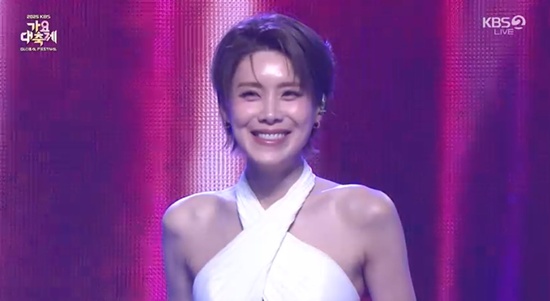 노란 수영복에 섹시한 몸매 어필하는 존예 처자