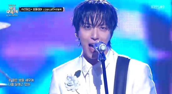 노란 수영복에 섹시한 몸매 어필하는 존예 처자