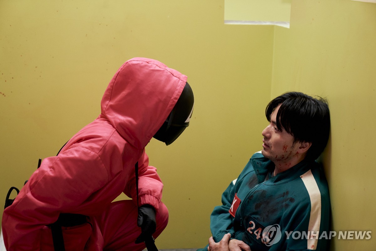 노란 수영복에 섹시한 몸매 어필하는 존예 처자