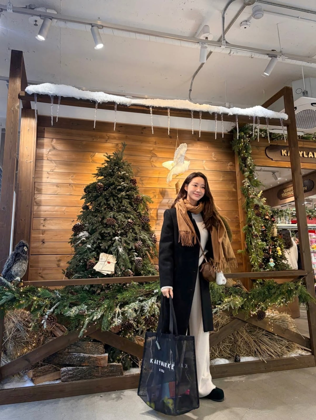 노란 수영복에 섹시한 몸매 어필하는 존예 처자