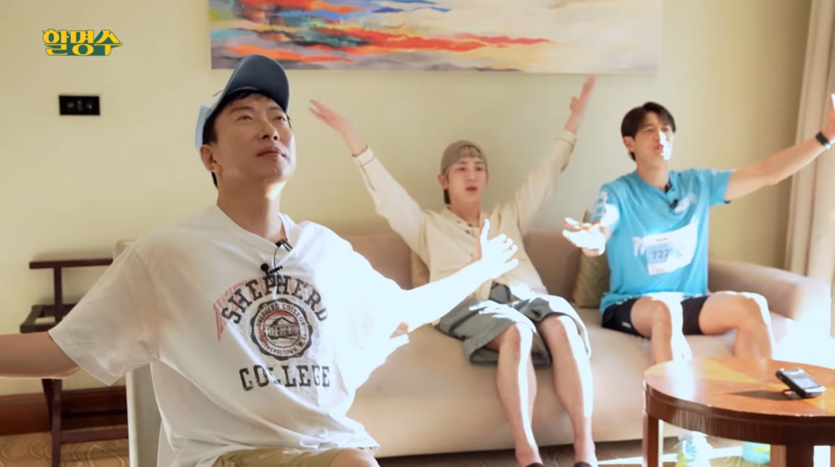 노란 수영복에 섹시한 몸매 어필하는 존예 처자