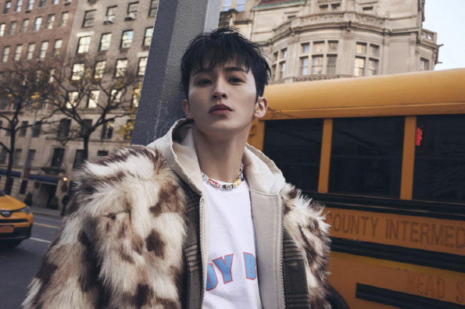 노란 수영복에 섹시한 몸매 어필하는 존예 처자