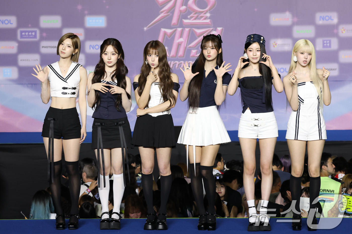 노란 수영복에 섹시한 몸매 어필하는 존예 처자