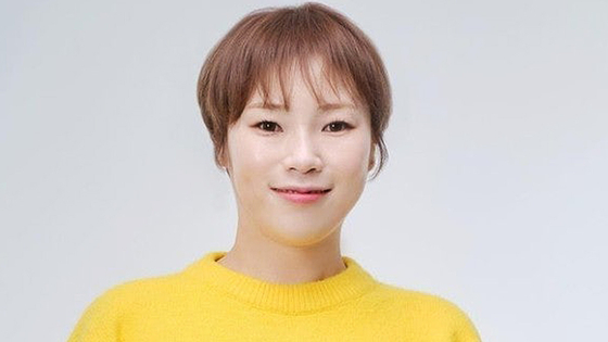 노란 수영복에 섹시한 몸매 어필하는 존예 처자