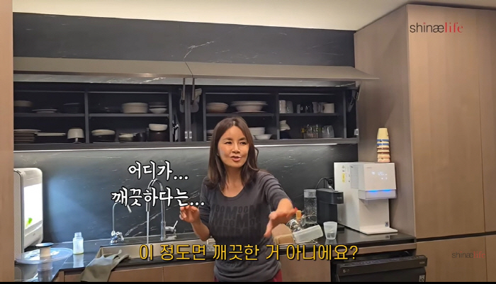 노란 수영복에 섹시한 몸매 어필하는 존예 처자