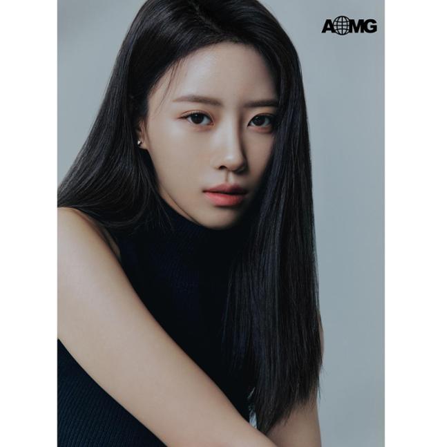 노란 수영복에 섹시한 몸매 어필하는 존예 처자