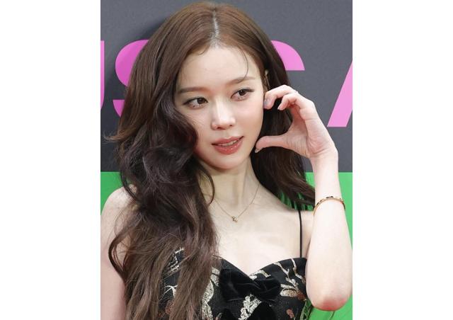 노란 수영복에 섹시한 몸매 어필하는 존예 처자