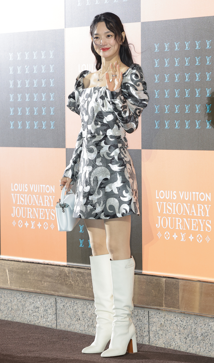 노란 수영복에 섹시한 몸매 어필하는 존예 처자