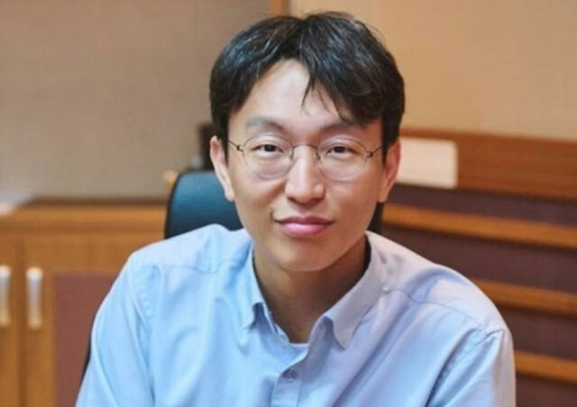 노란 수영복에 섹시한 몸매 어필하는 존예 처자