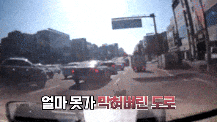 지난 12일 전주시 완산구의 한 도로에서 의식을 잃은 4살 아이를 태운 경찰차에 길을 터주는 차량들. [대한민국 경찰청 유튜브]