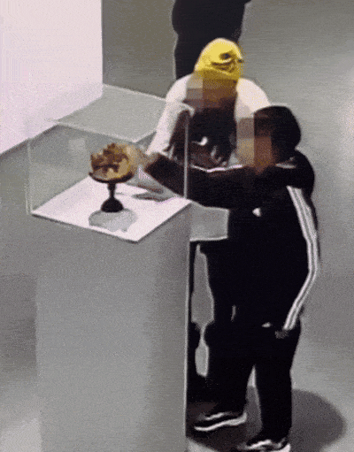 최근 베이징 ‘X 박물관’에서 한 어린이가 전시 중이던 수억원대 황금 왕관을 바닥에 떨어뜨리는 사고를 냈다. [SNS 갈무리]