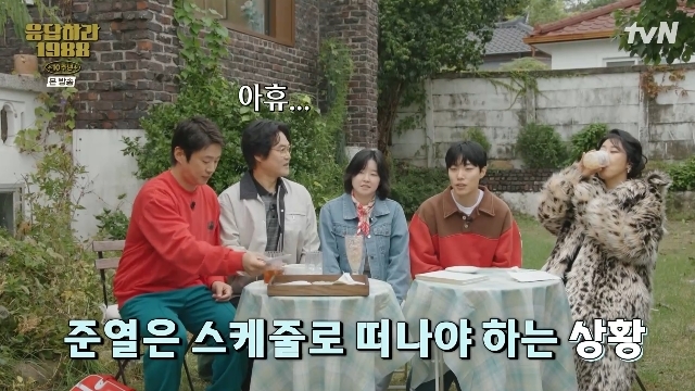 노란 수영복에 섹시한 몸매 어필하는 존예 처자